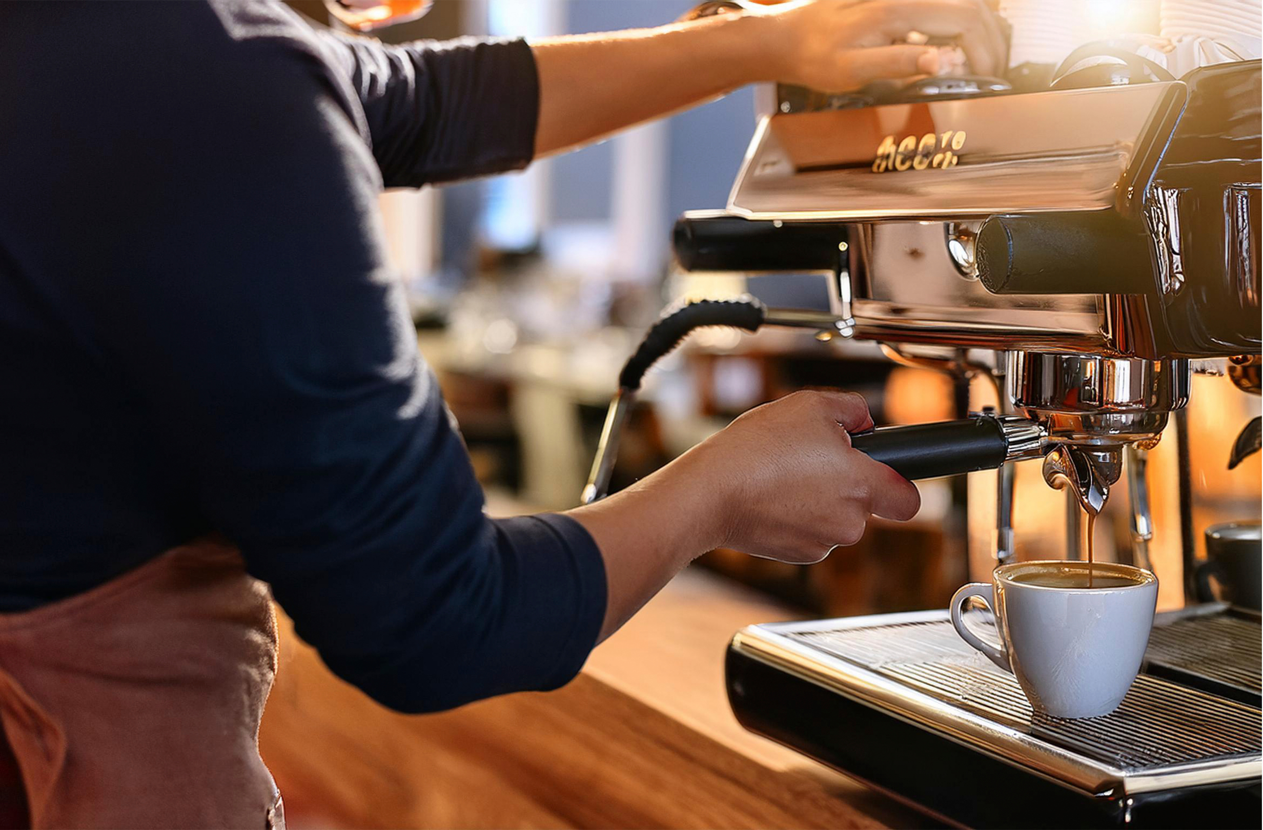 Especialista operando máquina de café